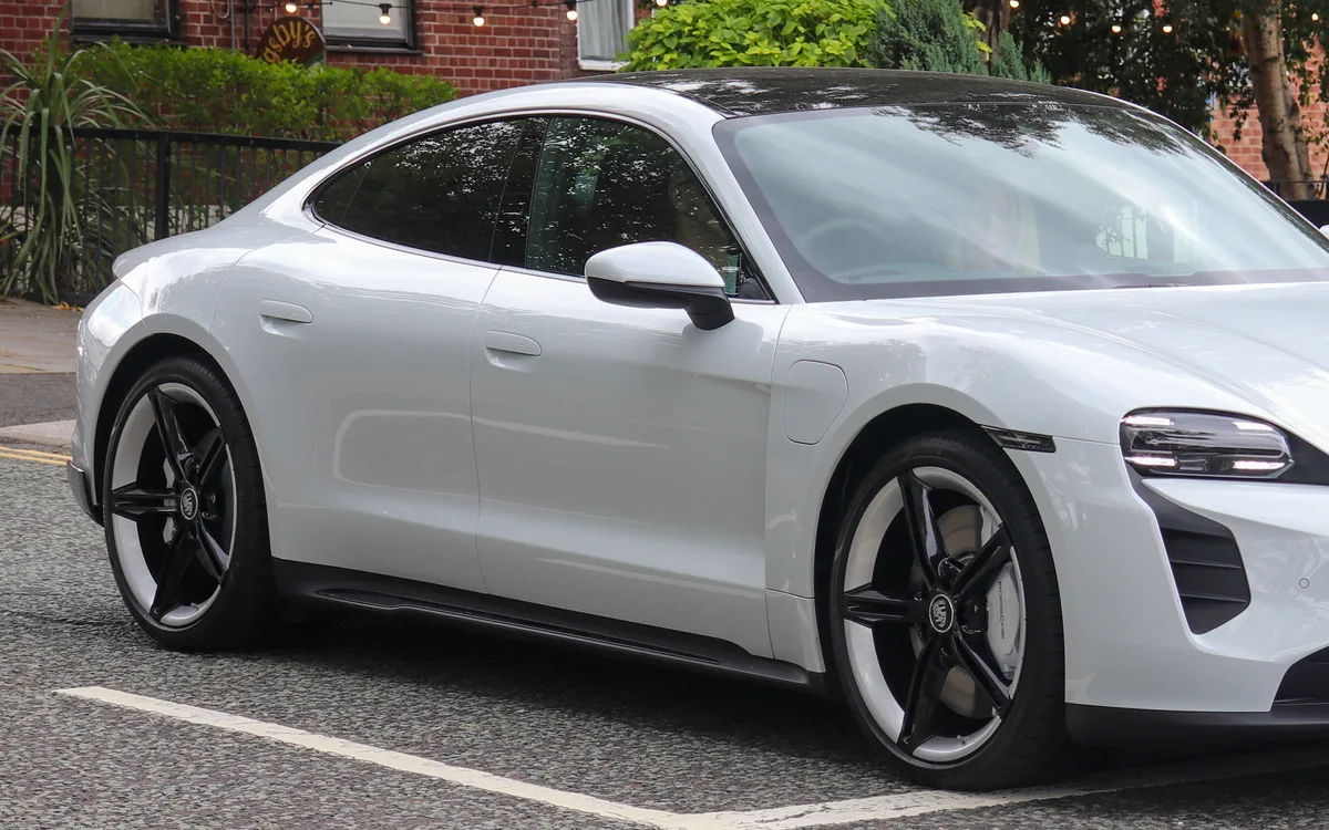 Porsche Taycan 4x2